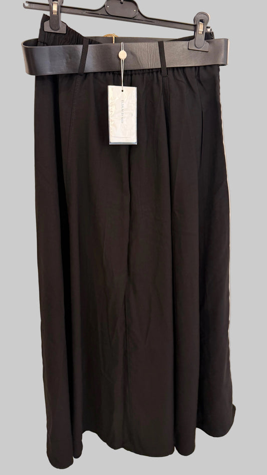 Jupe longue noire élégante avec ceinture dorée bijou