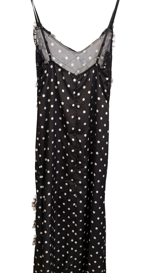 Robe longue fluide noire à pois blancs et finitions dentelle