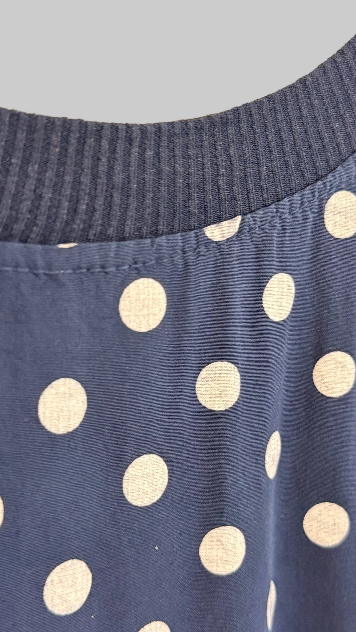 Haut fluide bleu marine à pois blancs