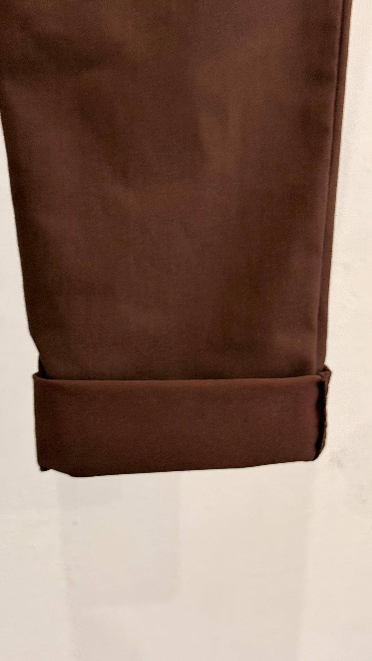 Pantalon marron chocolat avec ceinture fine camel
