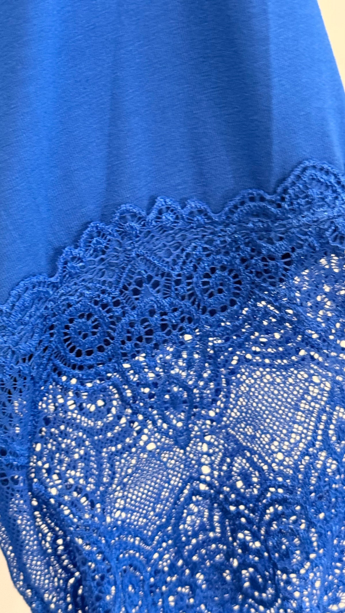 Tunique fluide bleu roi à détails dentelle et col V