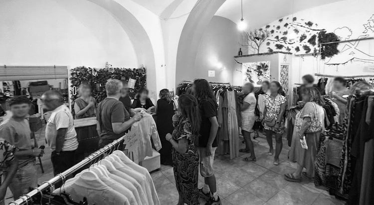 Boutique de vêtements neufs en noir et blanc