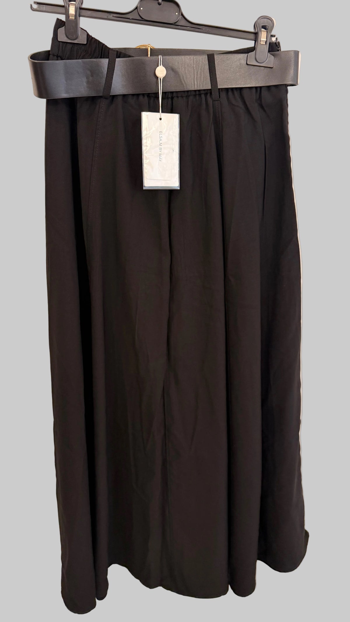 Jupe longue noire élégante avec ceinture dorée bijou