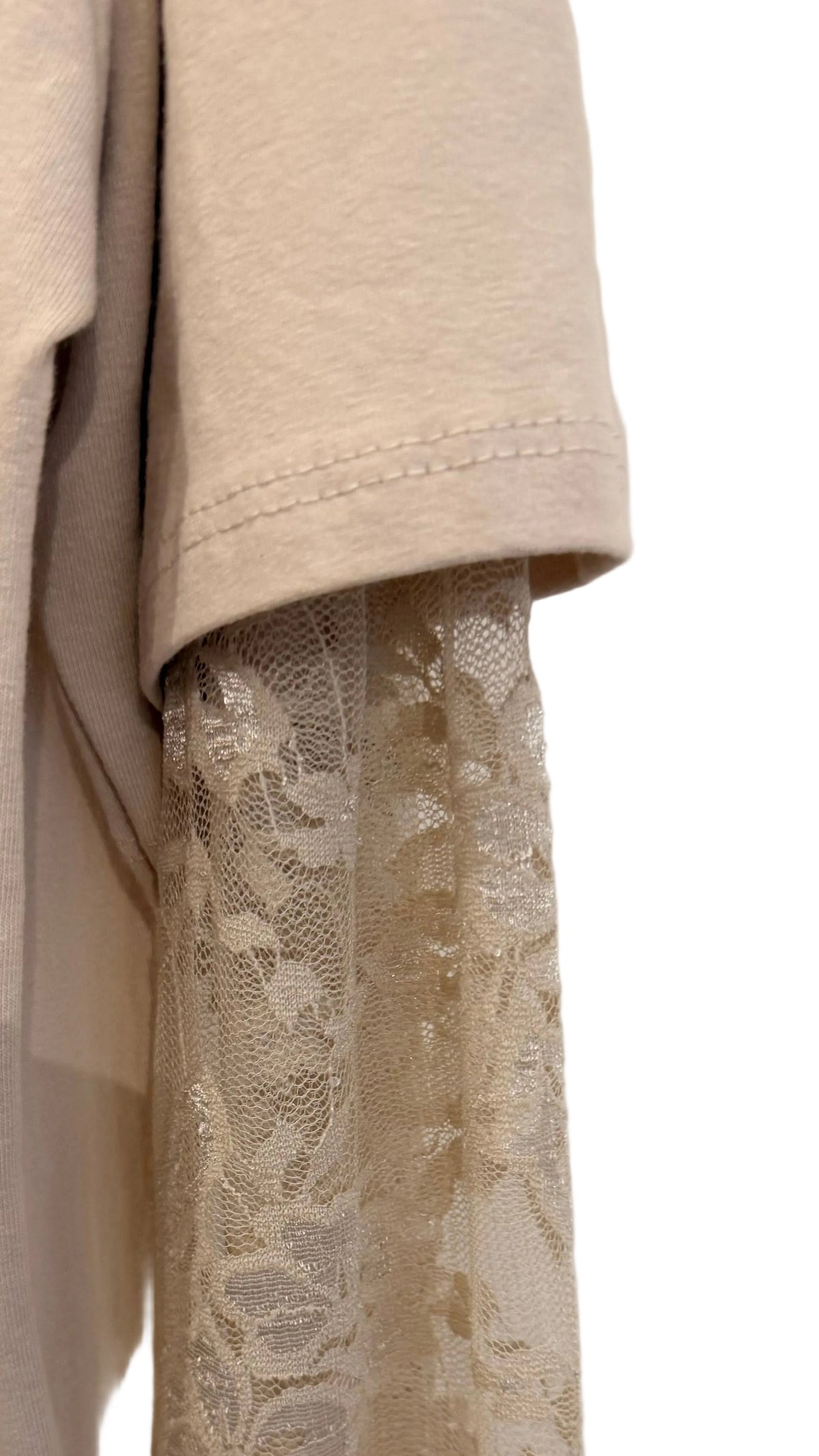 Robe t-shirt longue beige effet superposition avec manches en dentelle