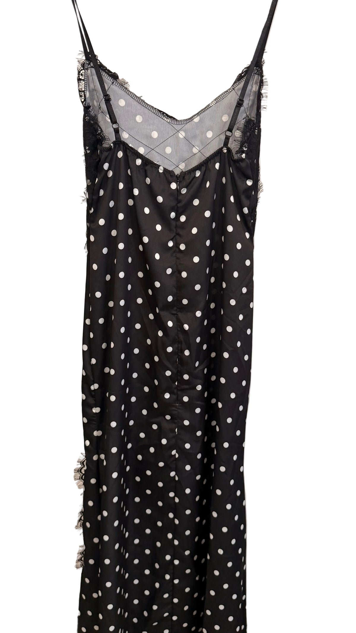 Robe longue fluide noire à pois blancs et finitions dentelle