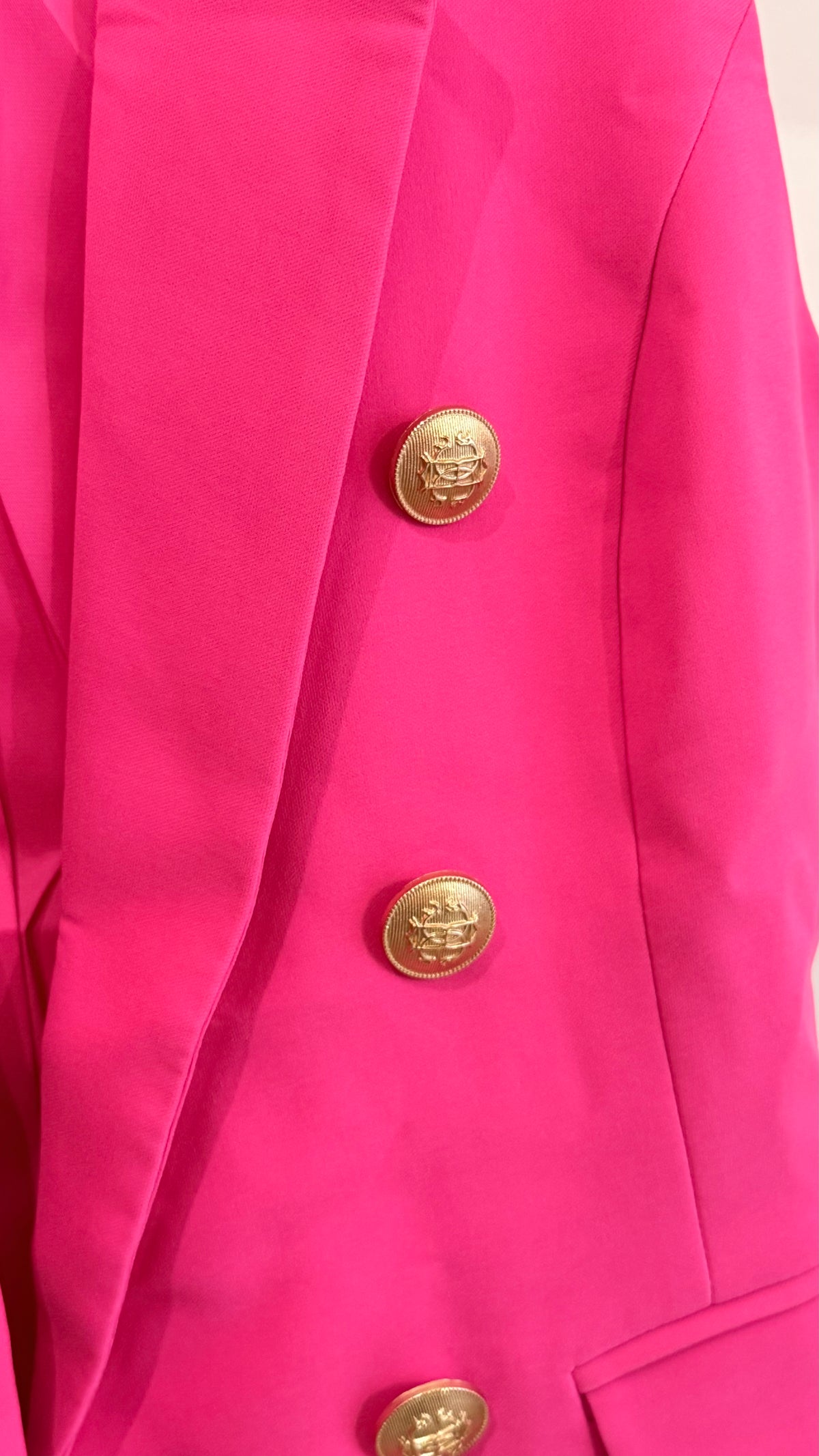 Veste tailleur sans manches rose avec boutonnage doré