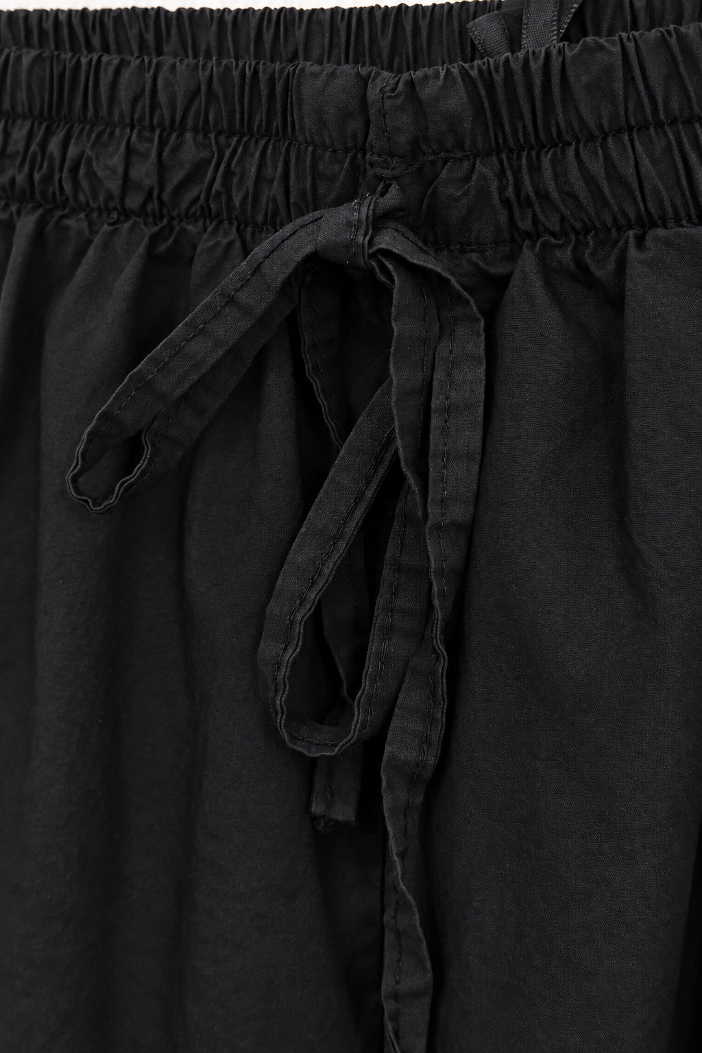 Pantalon fluide large noir à taille élastique et lien de serrage