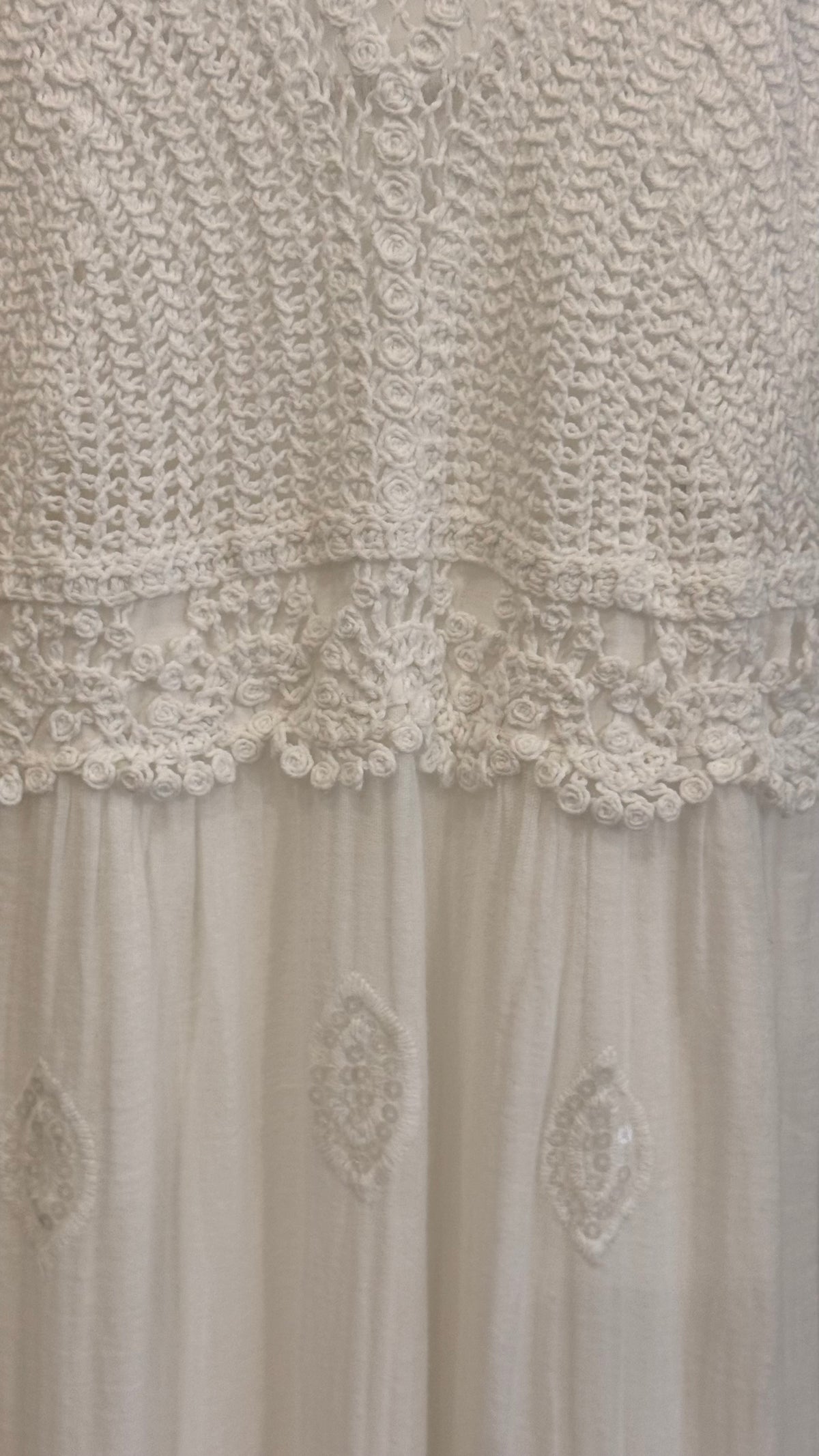 Robe longue blanche esprit bohème en crochet et broderie anglaise