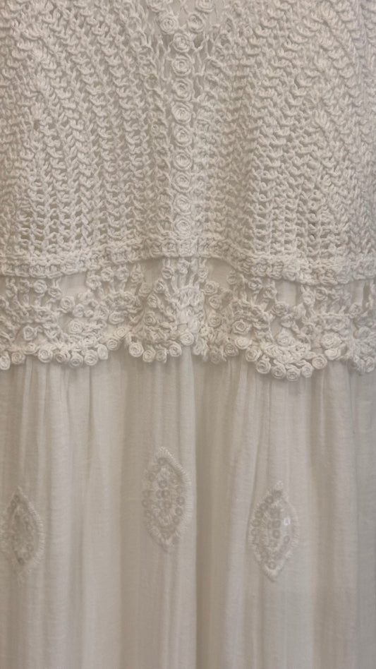 Robe longue blanche esprit bohème en crochet et broderie anglaise
