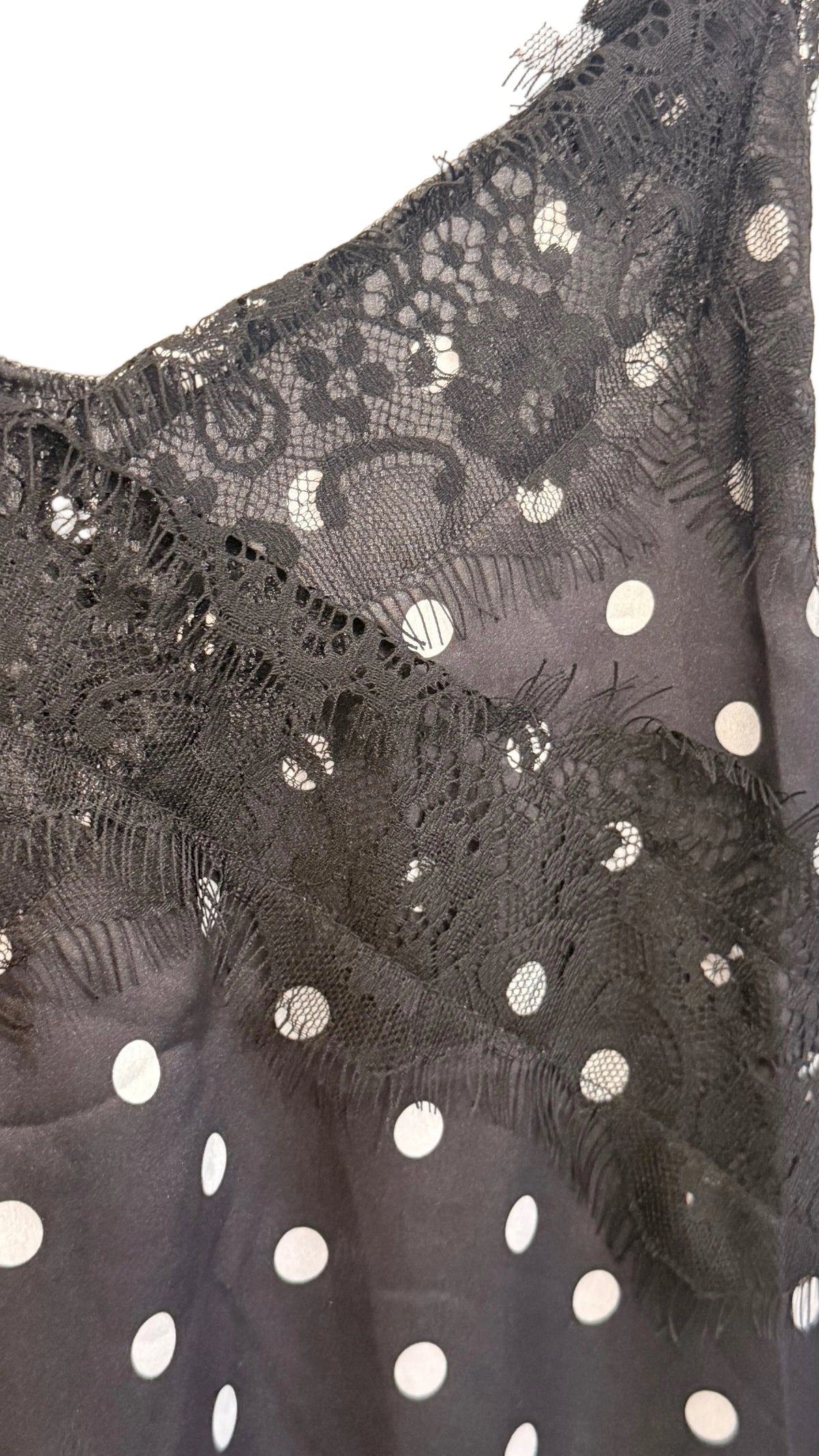 Robe longue fluide noire à pois blancs et finitions dentelle