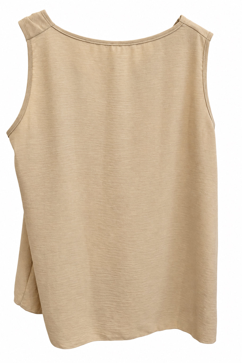 Haut fluide beige à col drapé et boucle dorée