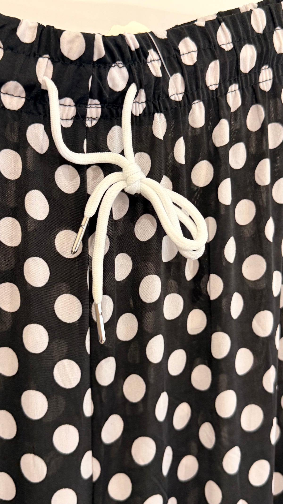 Pantalon ballon noir à pois blancs à taille et chevilles élastiquées