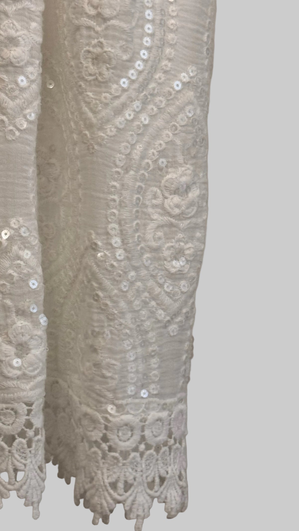 Robe longue blanche esprit bohème en crochet et broderie anglaise