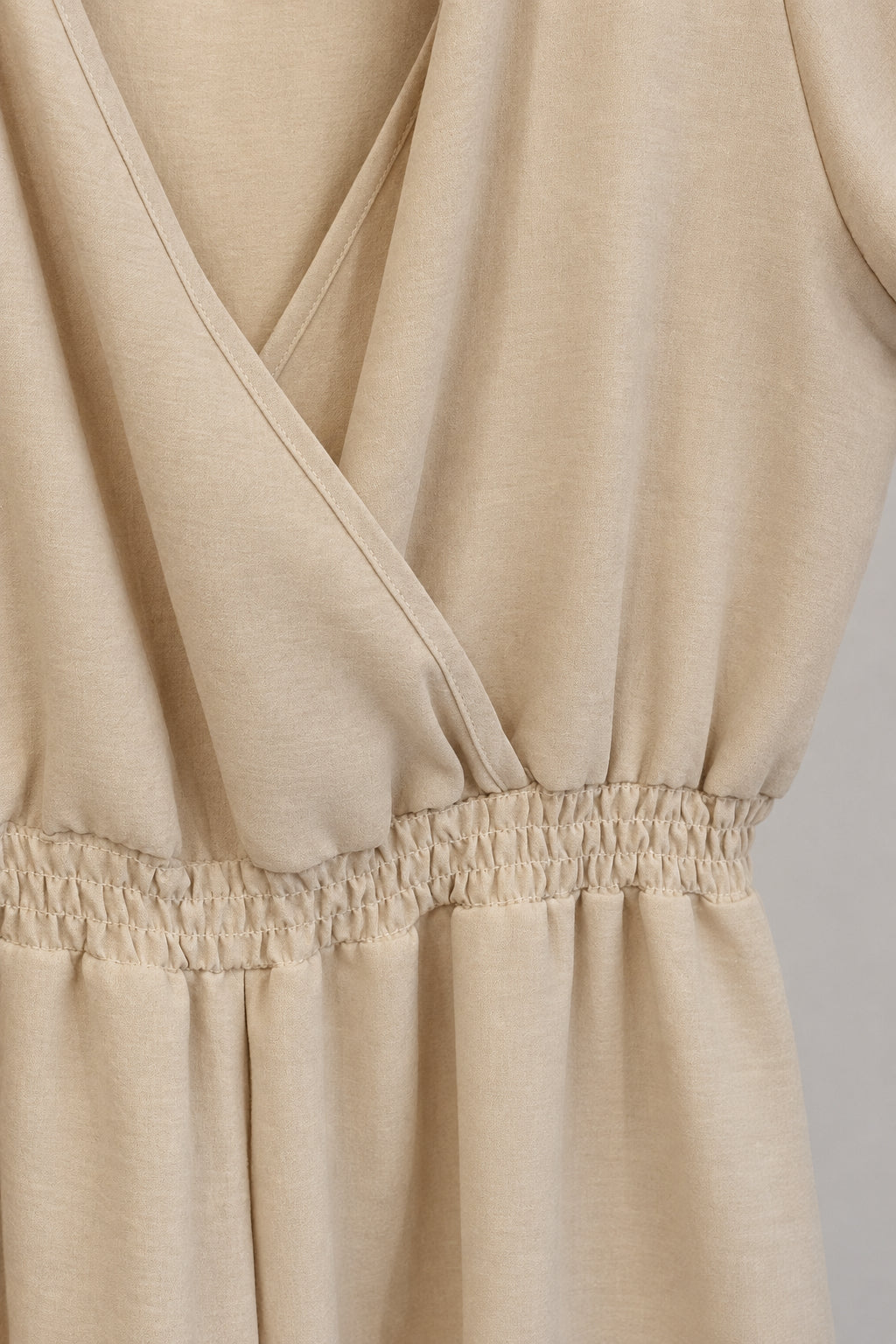 Combishort fluide beige à col cache-cœur et taille élastique