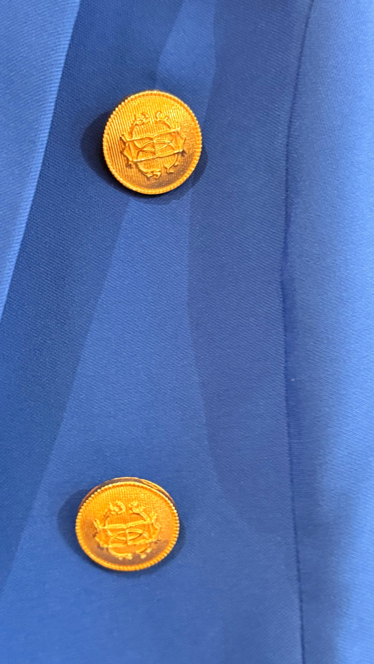 Veste tailleur sans manches bleu roi à double boutonnage doré