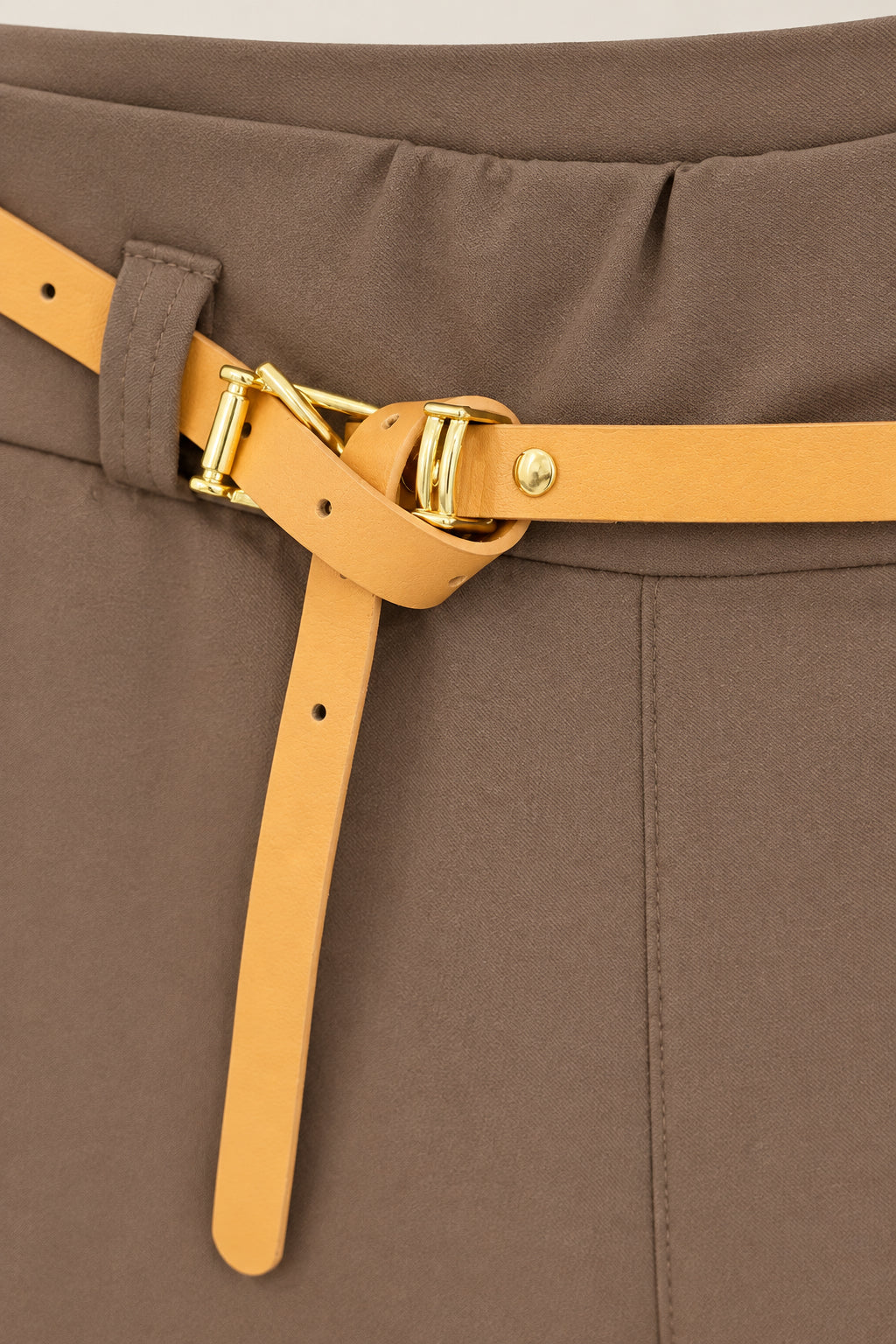 Pantalon marron chocolat avec ceinture fine camel