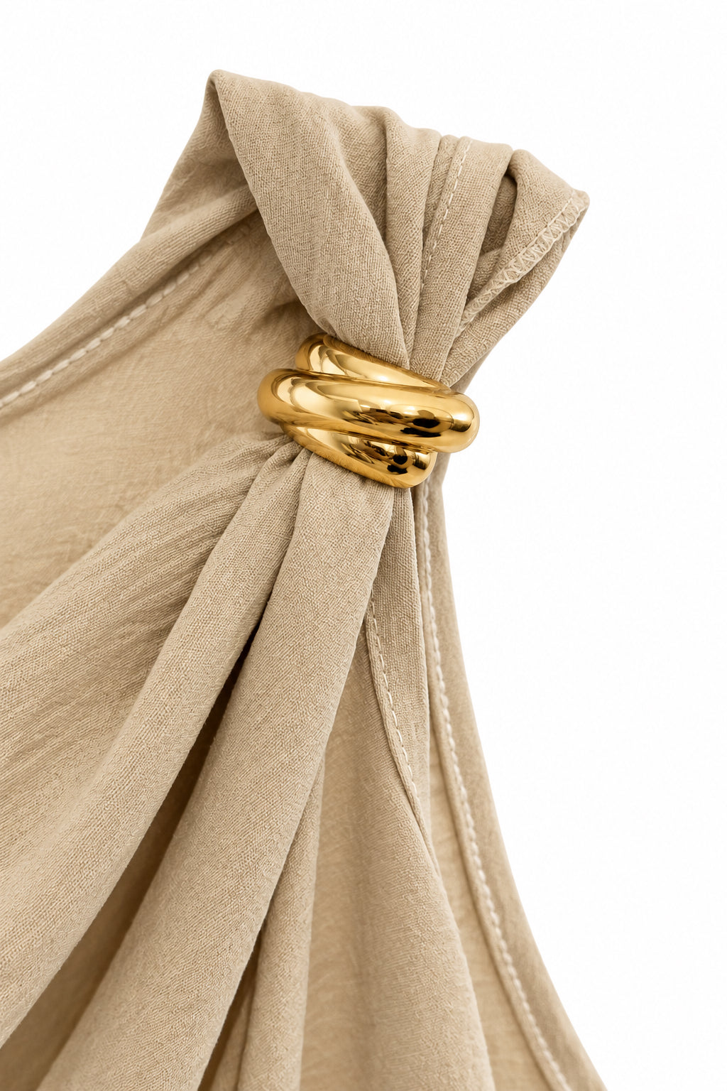 Haut fluide beige à col drapé et boucle dorée
