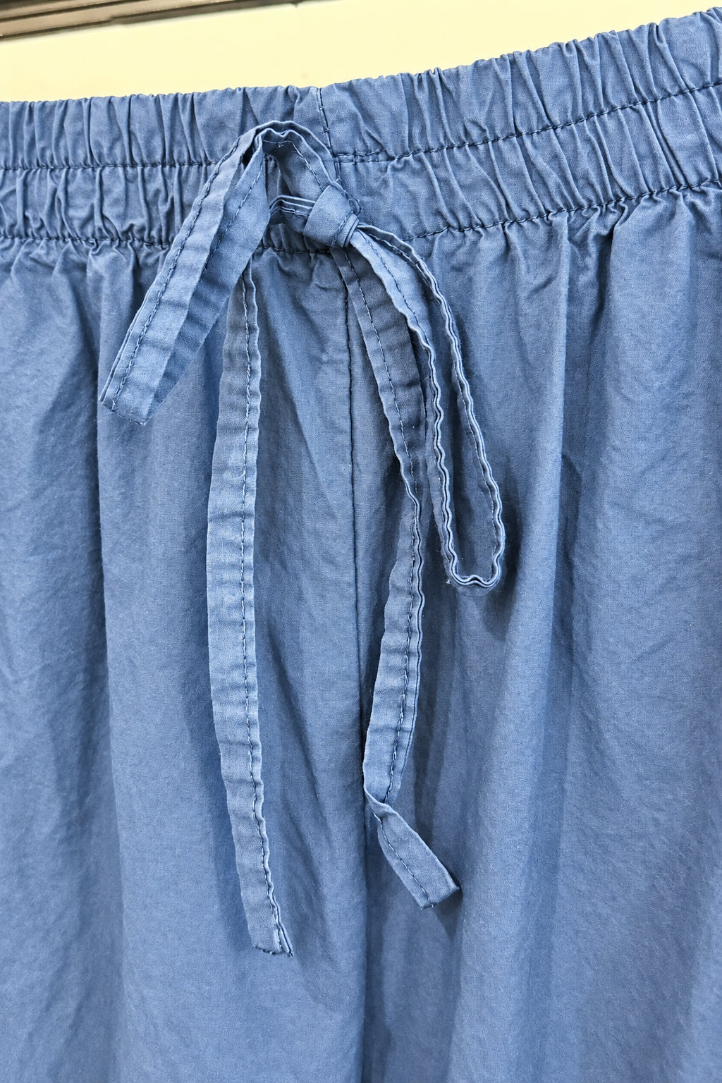 Pantalon fluide large bleu marine à taille élastique et lien de serrage