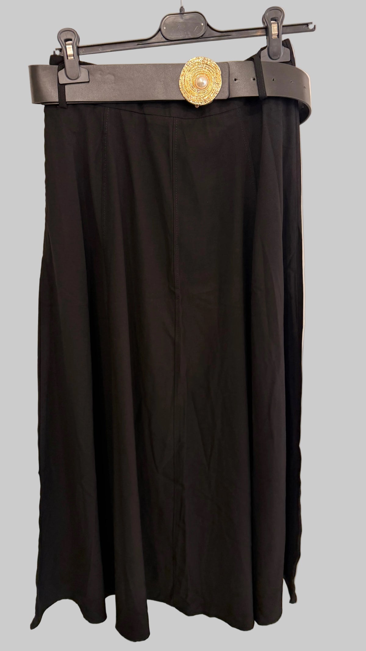 Jupe longue noire élégante avec ceinture dorée bijou