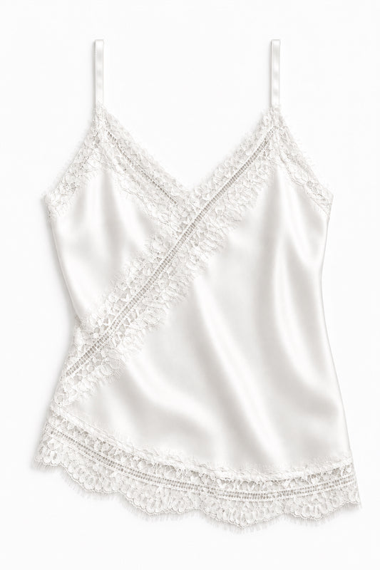 Top satiné blanc à finitions dentelle façon cache-cœur