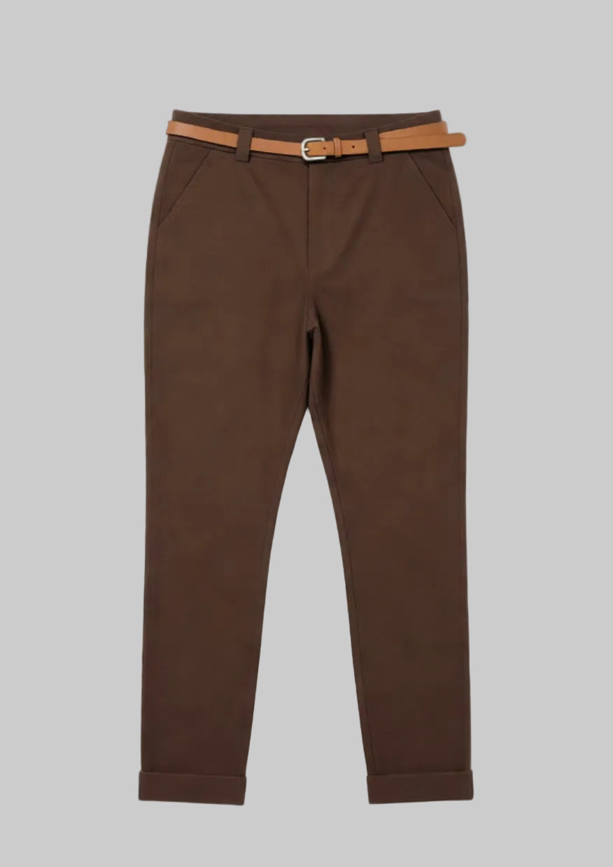Pantalon marron chocolat avec ceinture fine camel