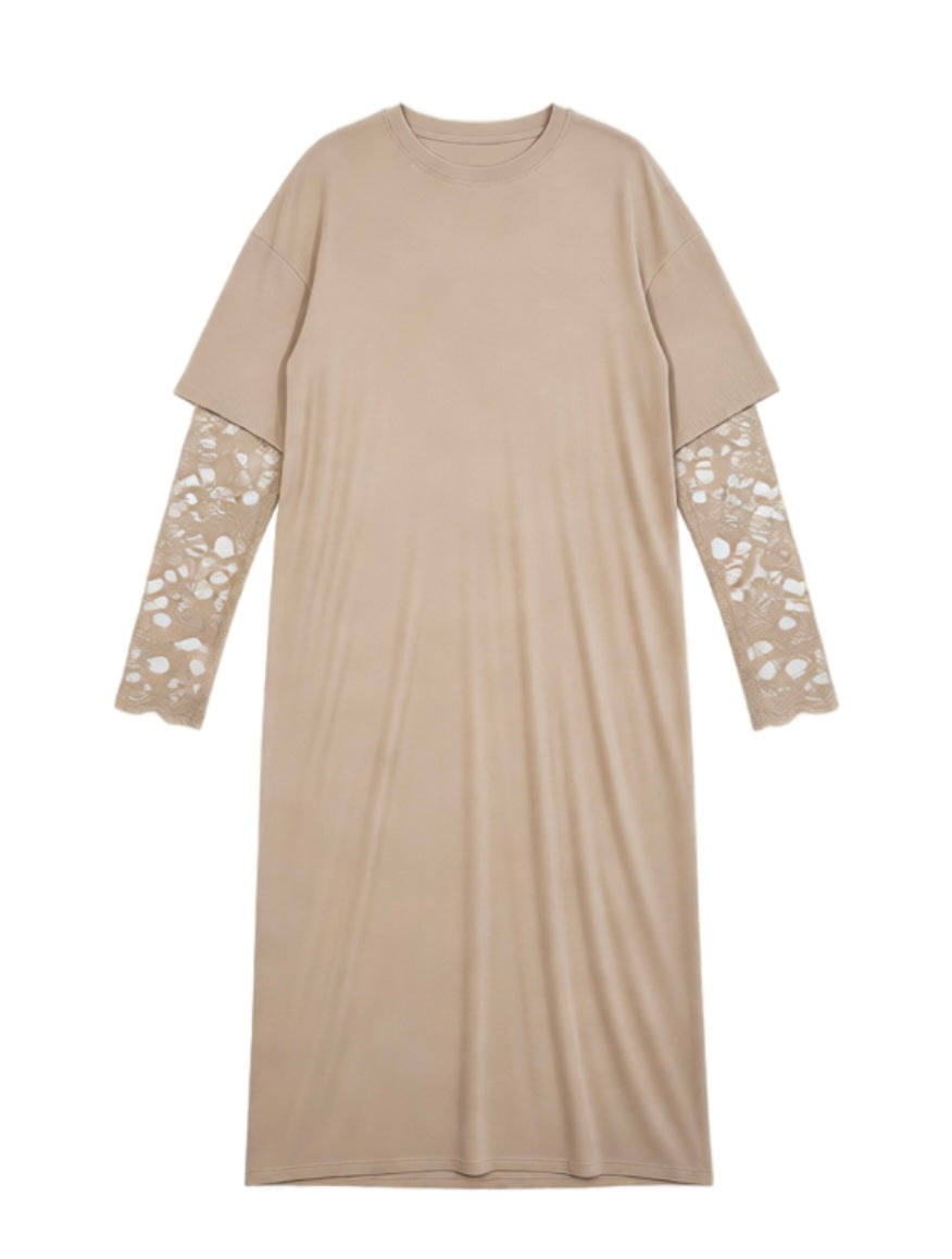 Robe t-shirt longue beige effet superposition avec manches en dentelle